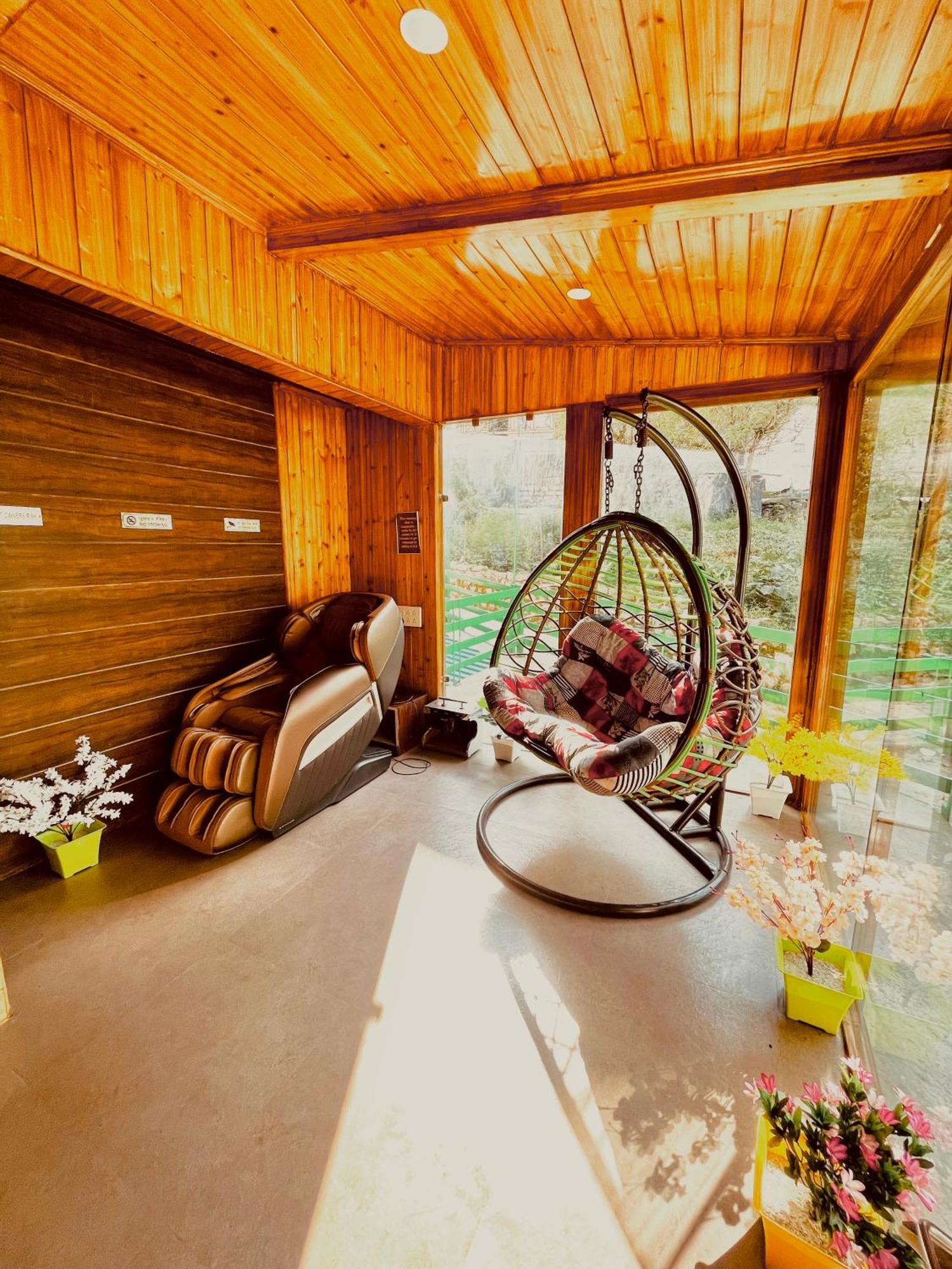 Vista Resort, Manali - ! Near Mall Road !! Hot & Cold Ac Rooms !! Best Selling !! Big Parking !! Luxury Collection !! Open Terrace !! Lift !! Playing Zone !! Property Of The Year ! Eksteriør bilde