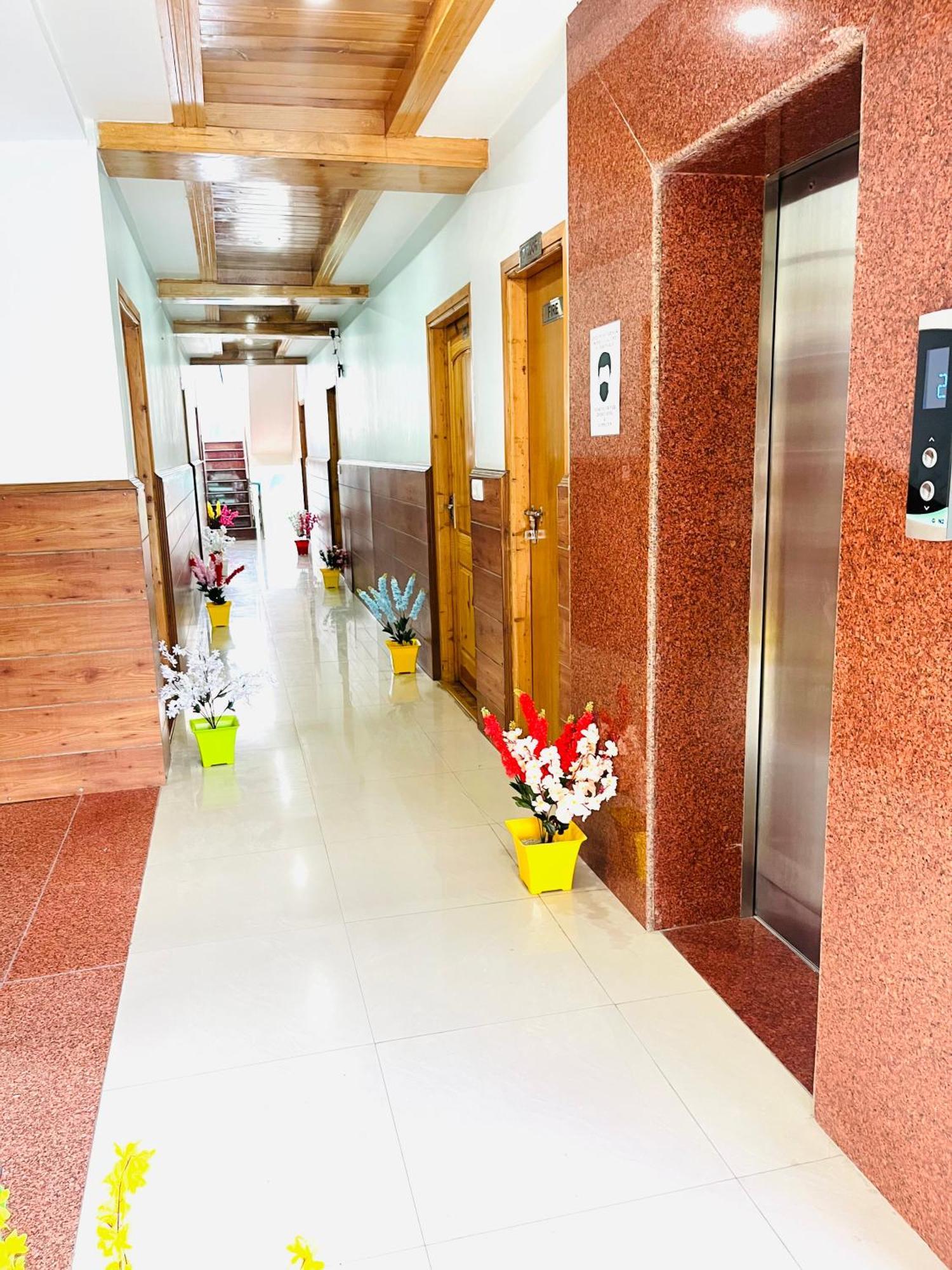 Vista Resort, Manali - ! Near Mall Road !! Hot & Cold Ac Rooms !! Best Selling !! Big Parking !! Luxury Collection !! Open Terrace !! Lift !! Playing Zone !! Property Of The Year ! Eksteriør bilde