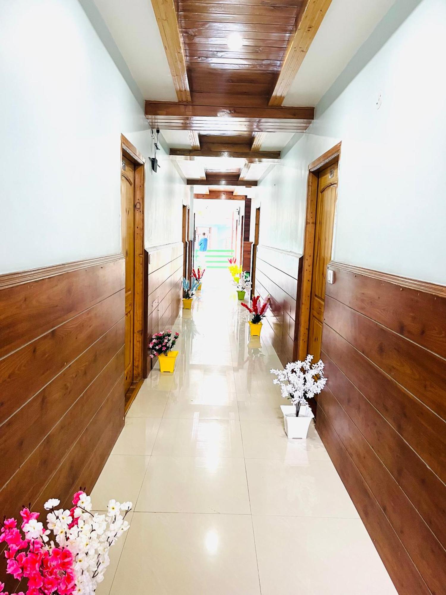 Vista Resort, Manali - ! Near Mall Road !! Hot & Cold Ac Rooms !! Best Selling !! Big Parking !! Luxury Collection !! Open Terrace !! Lift !! Playing Zone !! Property Of The Year ! Eksteriør bilde