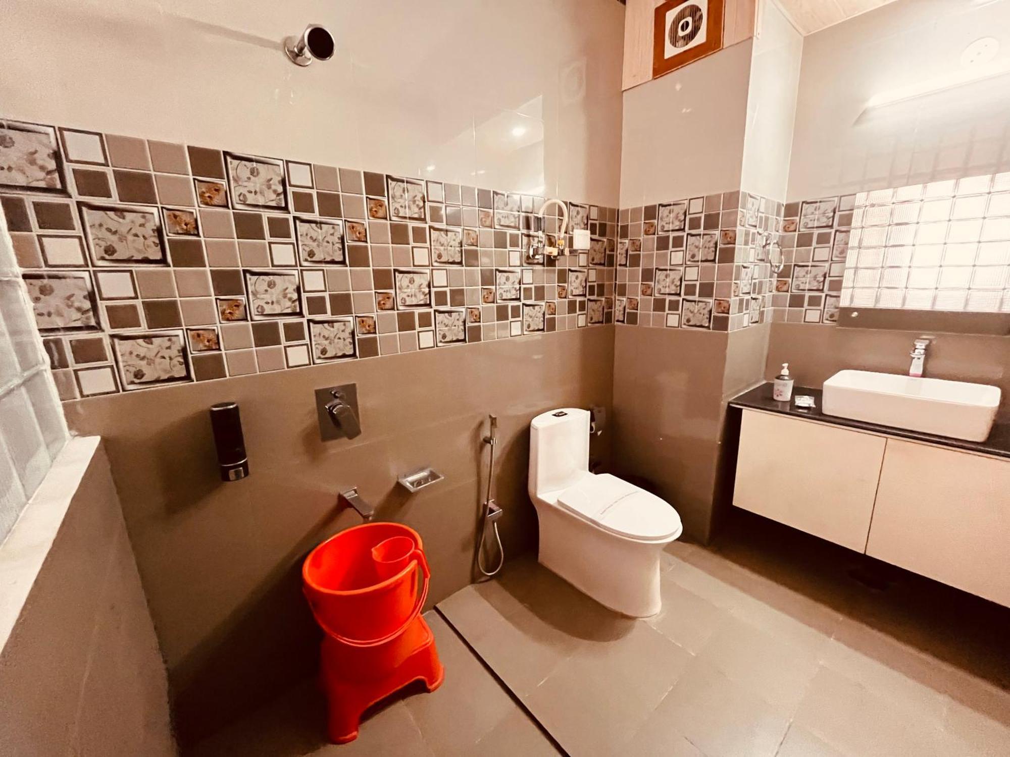 Vista Resort, Manali - ! Near Mall Road !! Hot & Cold Ac Rooms !! Best Selling !! Big Parking !! Luxury Collection !! Open Terrace !! Lift !! Playing Zone !! Property Of The Year ! Eksteriør bilde