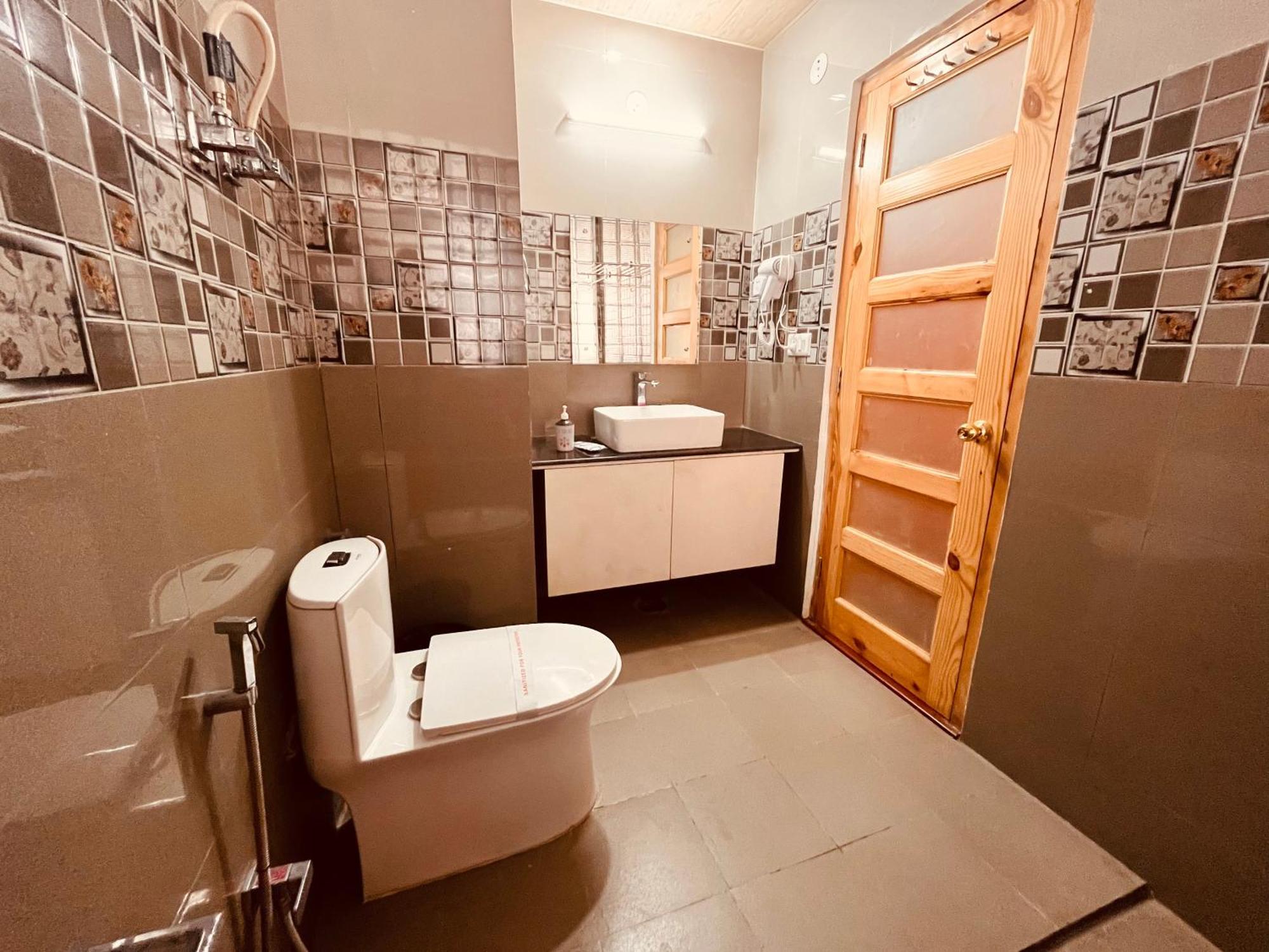 Vista Resort, Manali - ! Near Mall Road !! Hot & Cold Ac Rooms !! Best Selling !! Big Parking !! Luxury Collection !! Open Terrace !! Lift !! Playing Zone !! Property Of The Year ! Eksteriør bilde