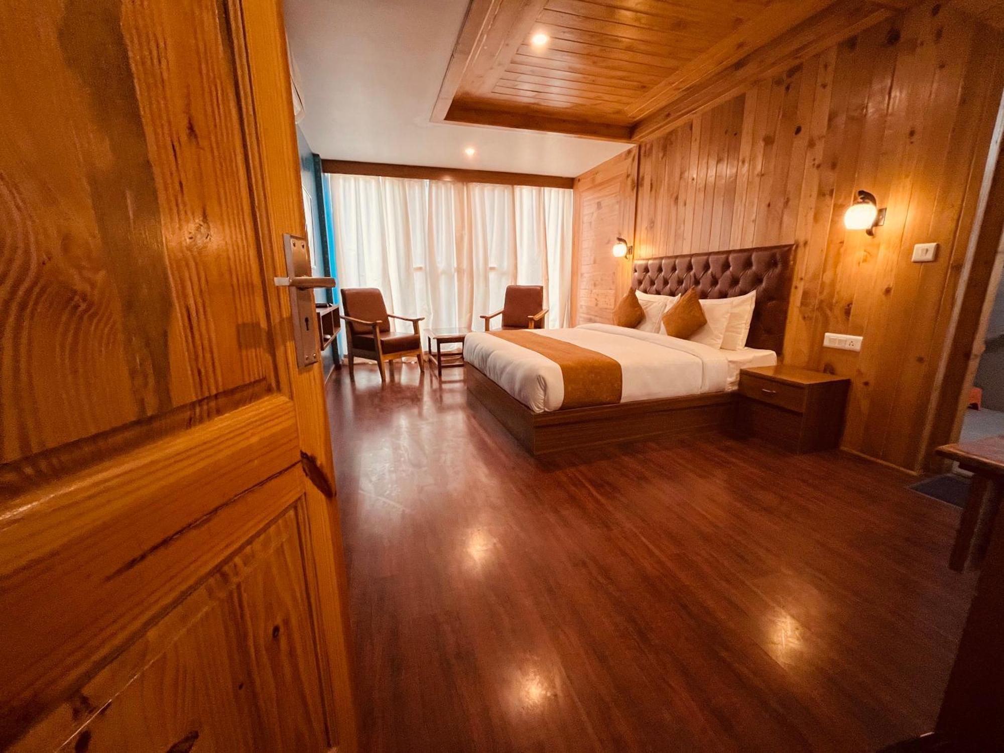 Vista Resort, Manali - ! Near Mall Road !! Hot & Cold Ac Rooms !! Best Selling !! Big Parking !! Luxury Collection !! Open Terrace !! Lift !! Playing Zone !! Property Of The Year ! Eksteriør bilde